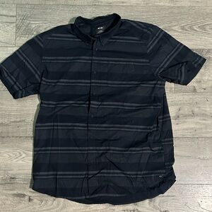 Oakley Men’s Button Up.